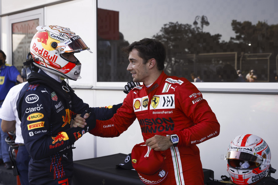 Leclerc firma la pole en el caos de Bakú y a rebufo de Hamilton