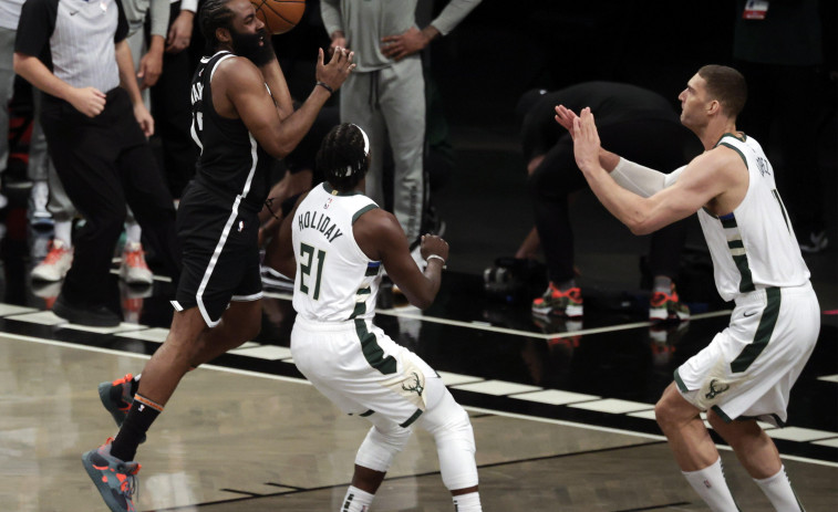 Los Nets pierden a Harden pero ganan a Bucks