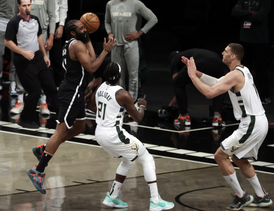 Los Nets pierden a Harden pero ganan a Bucks