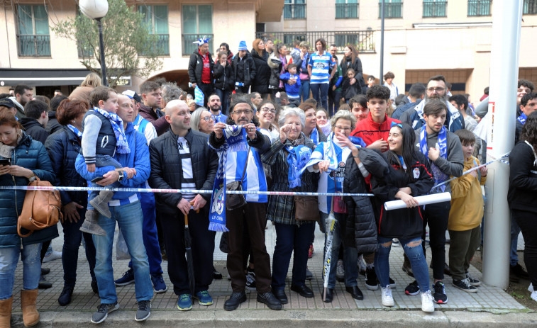 La afición del Depor, ávida por renovar sus respectivos carnés anuales