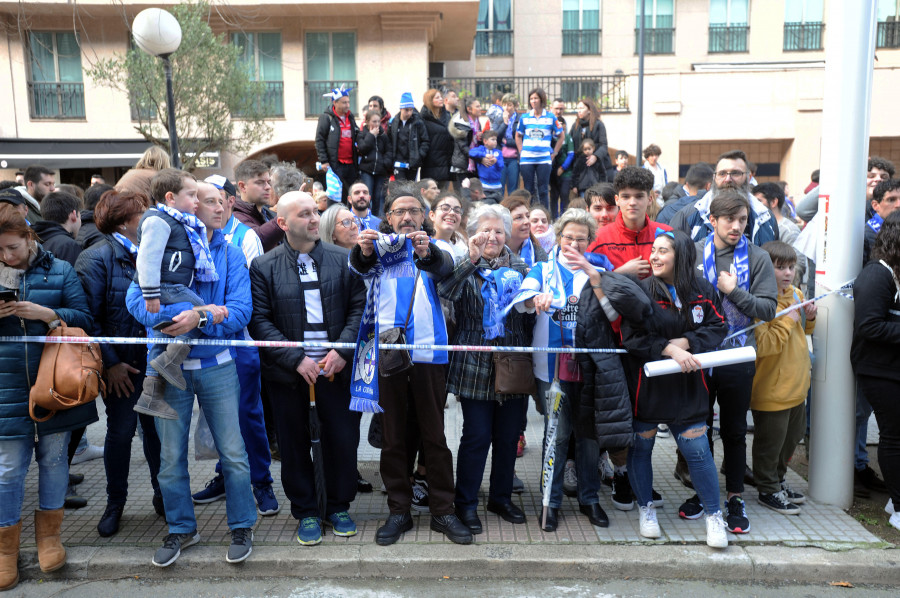 La afición del Depor, ávida por renovar sus respectivos carnés anuales