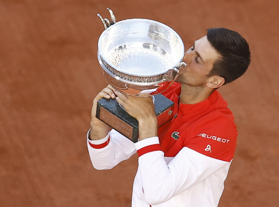 Djokovic reconquista París tras remontar a Tsitsipas