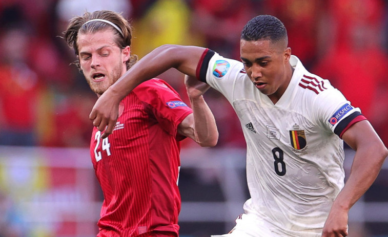 Eurocopa-De Bruyne doblega a una Dinamarca conmovedora y pasa a octavos