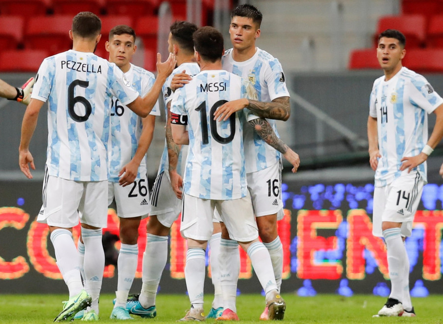Argentina y Messi tumban a Uruguay y Chile derrota a Bolivia