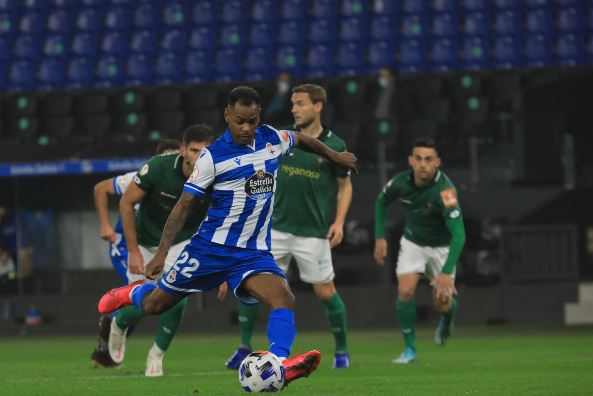 Rolan, debut y gol con la elástica blanquiazul ante el Racing de Ferrol   patricia g. fraga