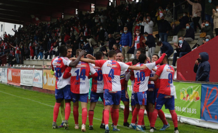 ​El Arosa celebra su ascenso a Segunda RFEF al imponerse en la final del play-off en A Lomba al Somozas por 2-0.