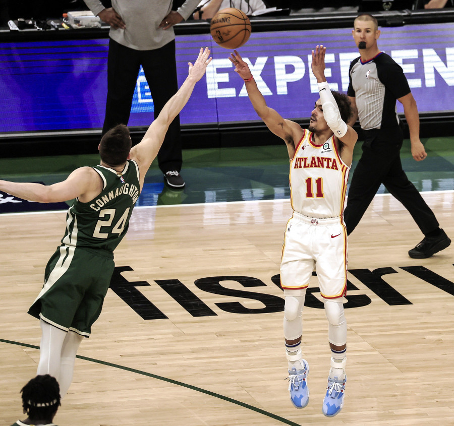 Un Young monumental le roba el factor cancha a los Bucks