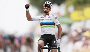Alaphilippe remata el primer maillot amarillo del Tour de Francia en un estreno caótico