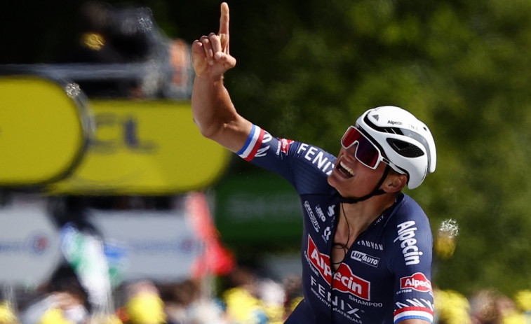 Van der Poel regala a su abuelo, Poulidor, el maillot amarillo pendiente