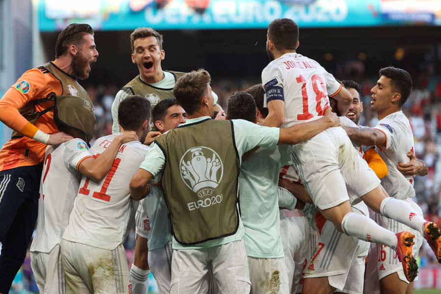 Morata y Oyarzábal meten a España en cuartos con dos goles en la prórroga