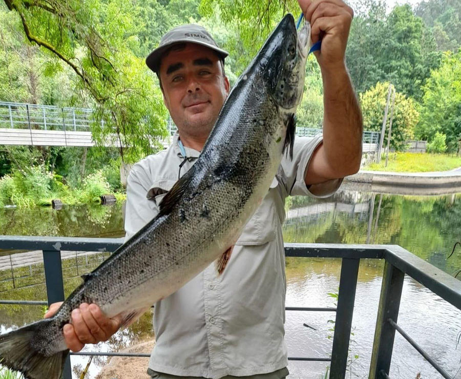 Capturado el primer salmón en el Mandeo