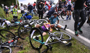 Detenida la espectadora que causó la caída durante la primera etapa del Tour de Francia
