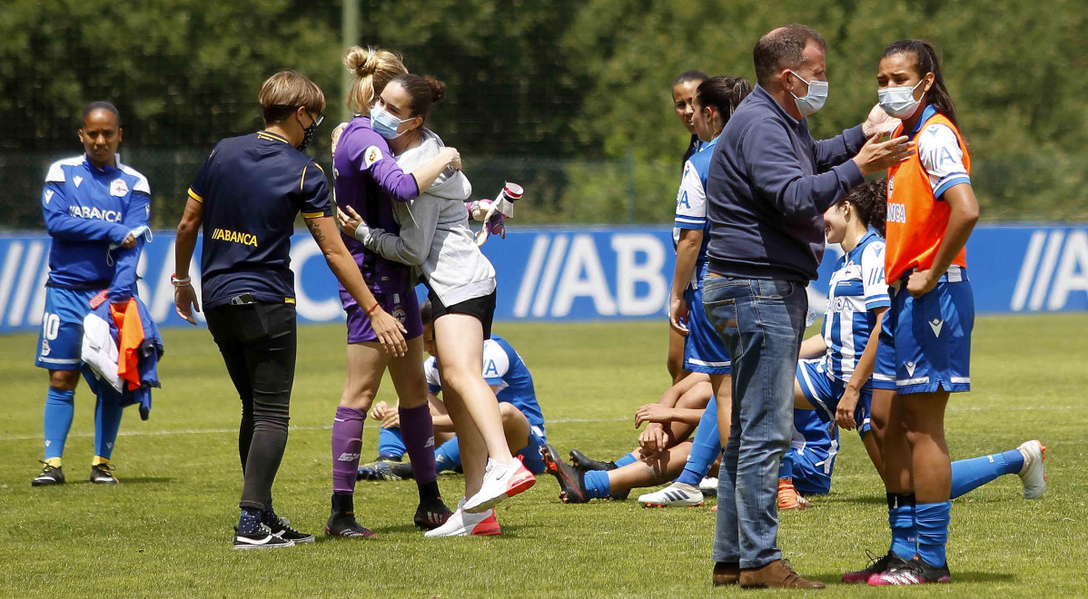 Las jugadoras del Deportivo Abanca se despiden sobre el terreno de juego de la Ciudad Deportiva de Abegondo nada más finalizar el último partido frente al  Athletic   quintana