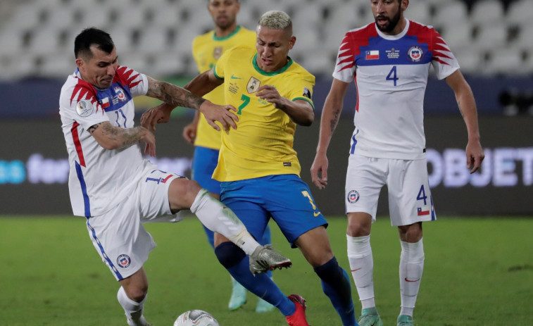 Brasil resiste ante Chile y se cita con Perú en semifinales