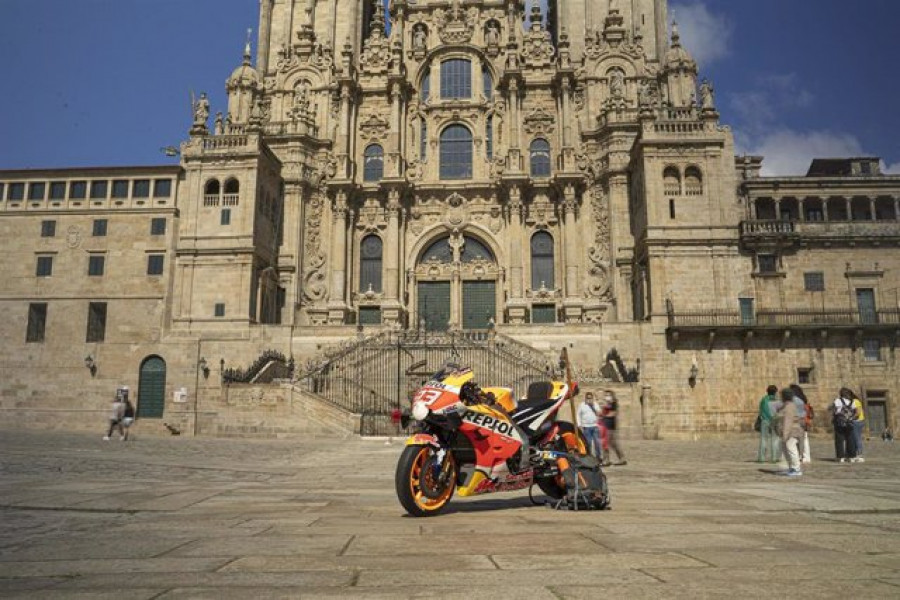 La moto de Marc Márquez finaliza su peregrinaje a Santiago