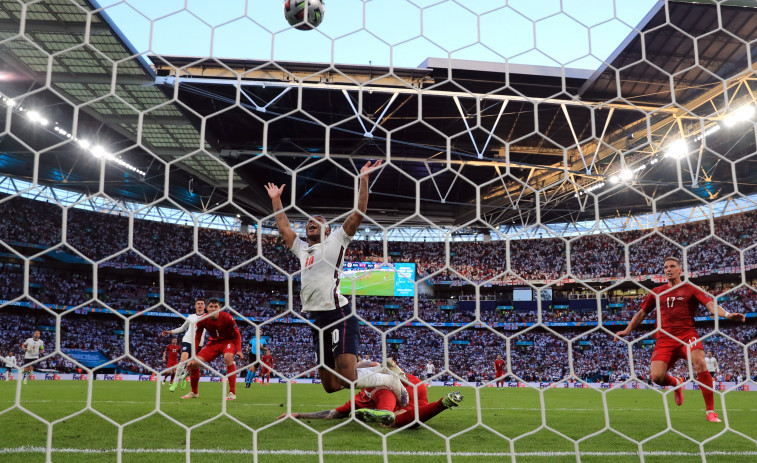 Inglaterra pasa con un penalti para la polémica