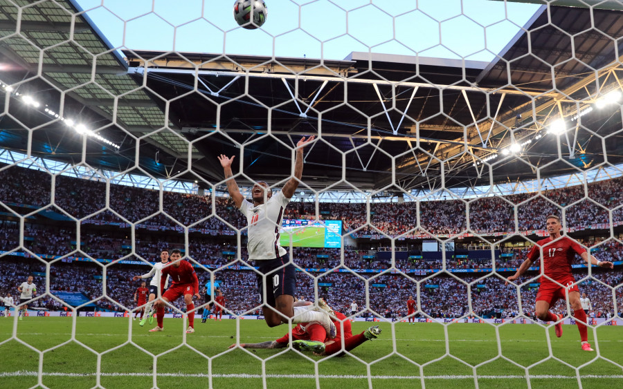 Inglaterra pasa con un penalti para la polémica