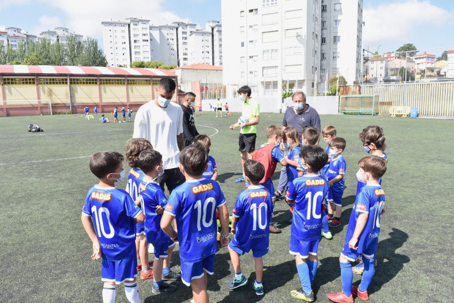 El deportivista Adri Castro visitó a los participantes del Campus F10