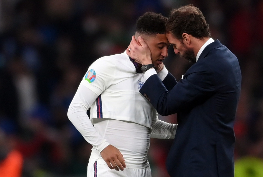 La UEFA condena los "indignantes insultos racistas" recibidos por jugadores ingleses en internet