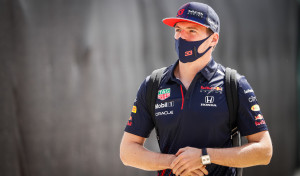 Verstappen dominó el último libre en Gran Bretaña, con Sainz tercero, Checo quinto y Alonso, 13