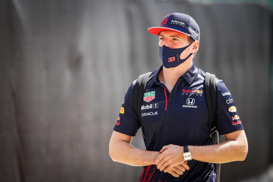 Verstappen dominó el último libre en Gran Bretaña, con Sainz tercero, Checo quinto y Alonso, 13