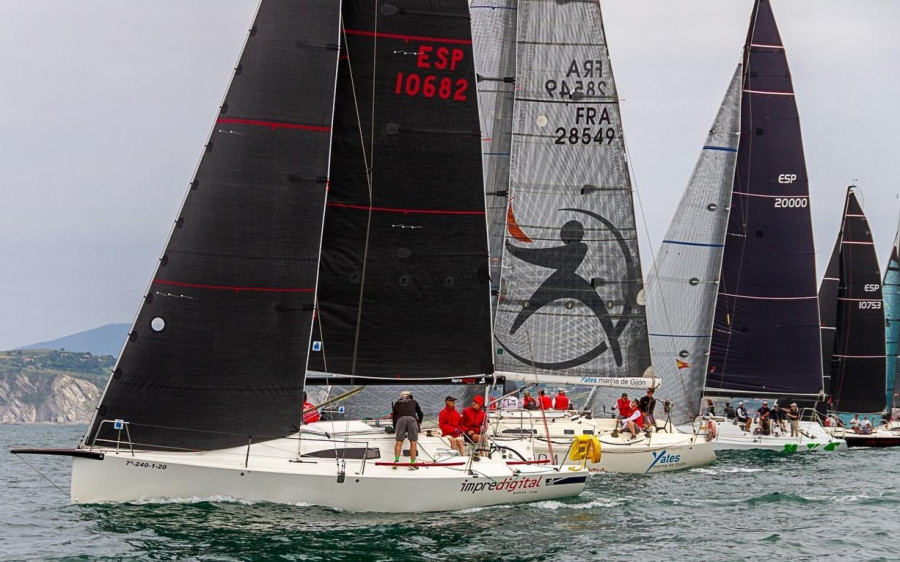 Quince barcos comienzan la travesía Getxo-A Coruña