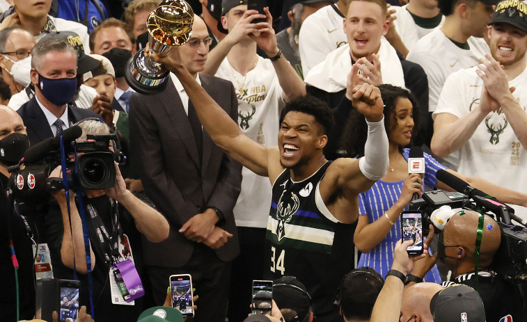 Un Antetokounmpo histórico guía a los Bucks hasta la gloria ante los Suns (105-98)