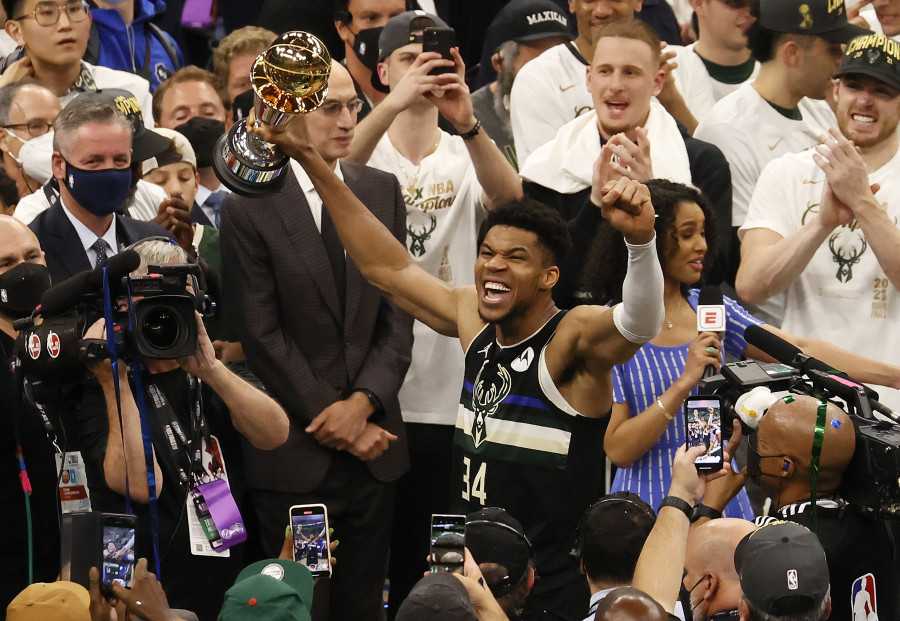 Un Antetokounmpo histórico guía a los Bucks hasta la gloria ante los Suns (105-98)