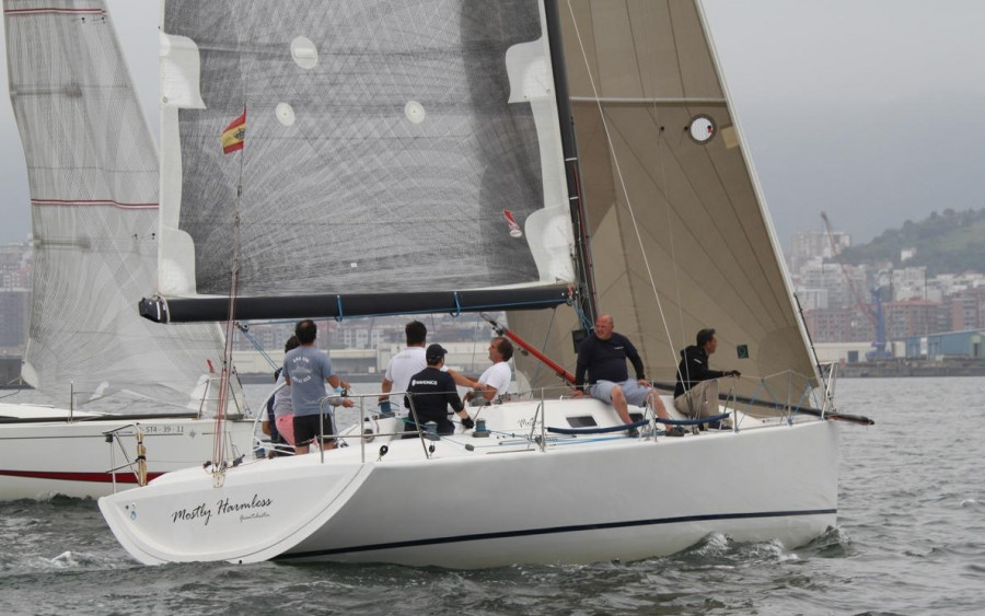 El Gómez Mostly coruñés lidera la regata Mar de Maeloc al paso por Laredo