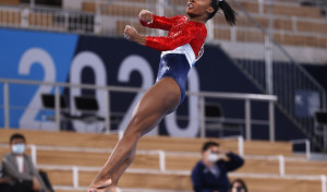 Simone Biles abandona la final por equipos de gimnasia artística