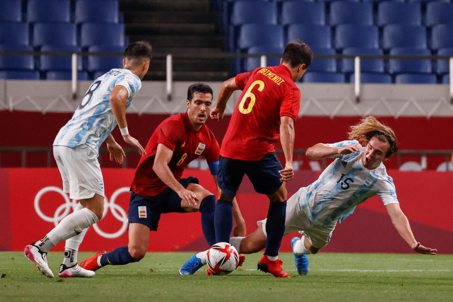 España sobrevive en el alambre en fútbol con un empate ante Argentina