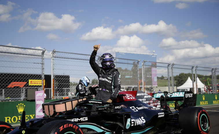 Hamilton da un golpe sobre la mesa con la 'pole' y Alonso saldrá noveno
