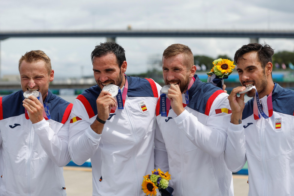 Marcus Walz, Saúl Craviotto, Carlos Arévalo y Rodrigo Germade de España posan con la medalla de plata 500m kayak