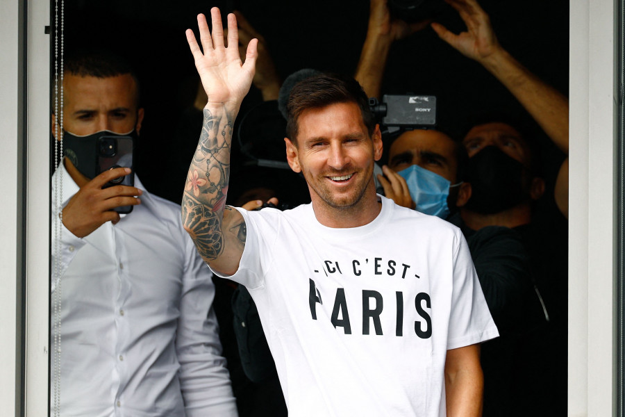 Messi aterriza en París arropado por cientos de aficionados para firmar por el PSG