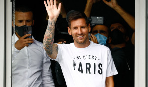 Messi aterriza en París arropado por cientos de aficionados para firmar por el PSG