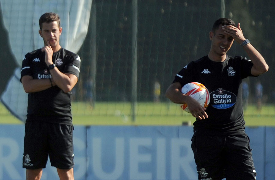 Bromas y toques antes de que el balón ruede