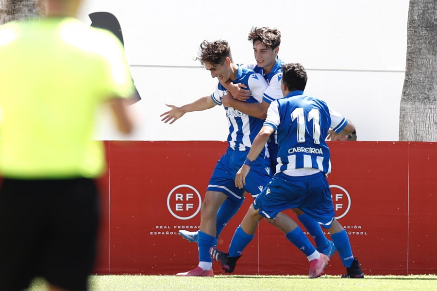 Tres blanquiazules con la Roja