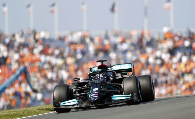 Hamilton lidera con Sainz tercero en el accidentado retorno a Zandvoort