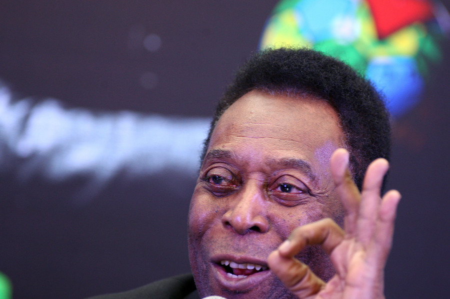 Pelé asegura que se "recupera bien" tras ser operado de un tumor en el colon