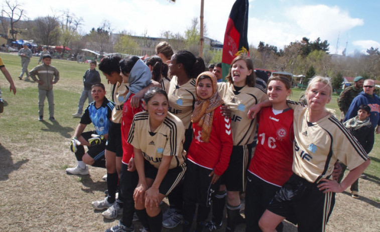 La selección afgana femenina de fútbol juvenil escapa a Pakistán