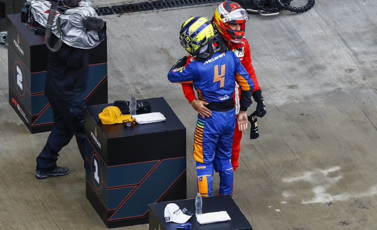 McLaren sigue en la nube, Sainz brilla en seco y Mercedes patina en Sochi