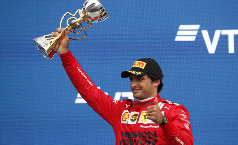 Hamilton y Sainz bailan la danza de la lluvia a costa de Norris