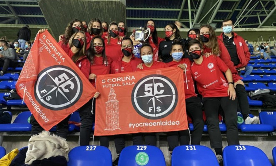 El Depor rindió tributo al femenino del 5 Coruña