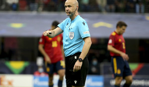 El árbitro Anthony Taylor pasa a la 'leyenda negra' de España