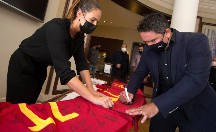 Las leyendas de la selección reciben su ‘DNI’ de una asociación conjurada para cuidarlos