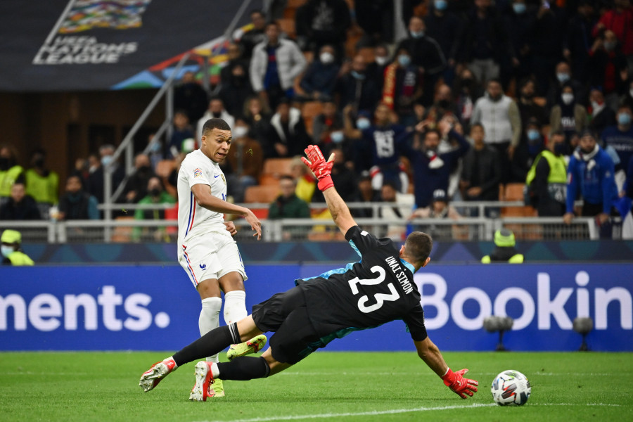 La UEFA recalca que Taylor "tomó la decisión correcta" en el gol de Mbappé y se abre a revisar la norma