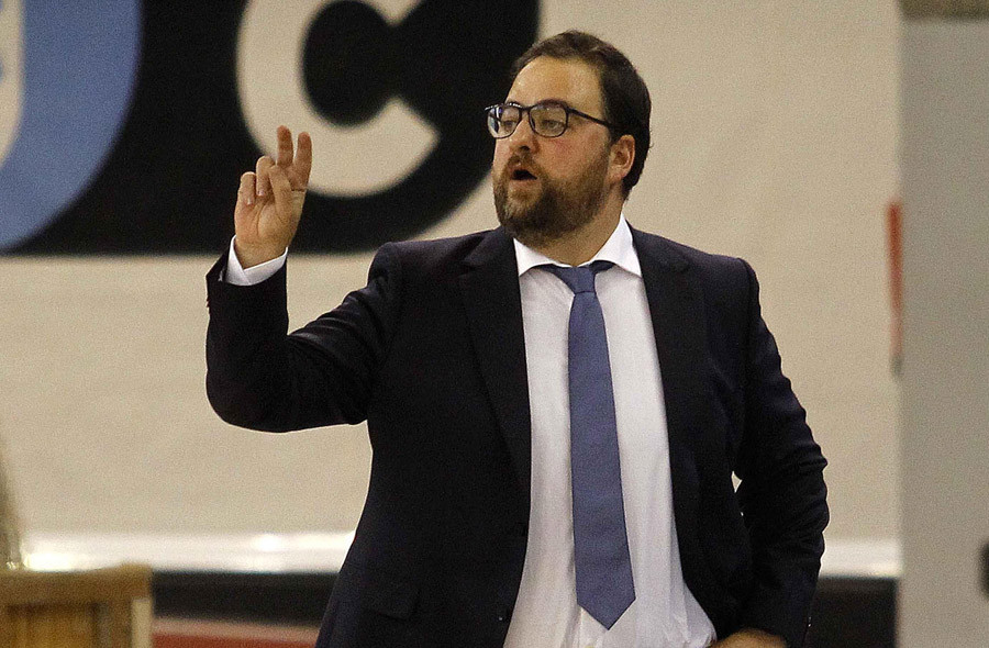 Sergio García ve en Iraurgi jugadores con futuro en la ACB