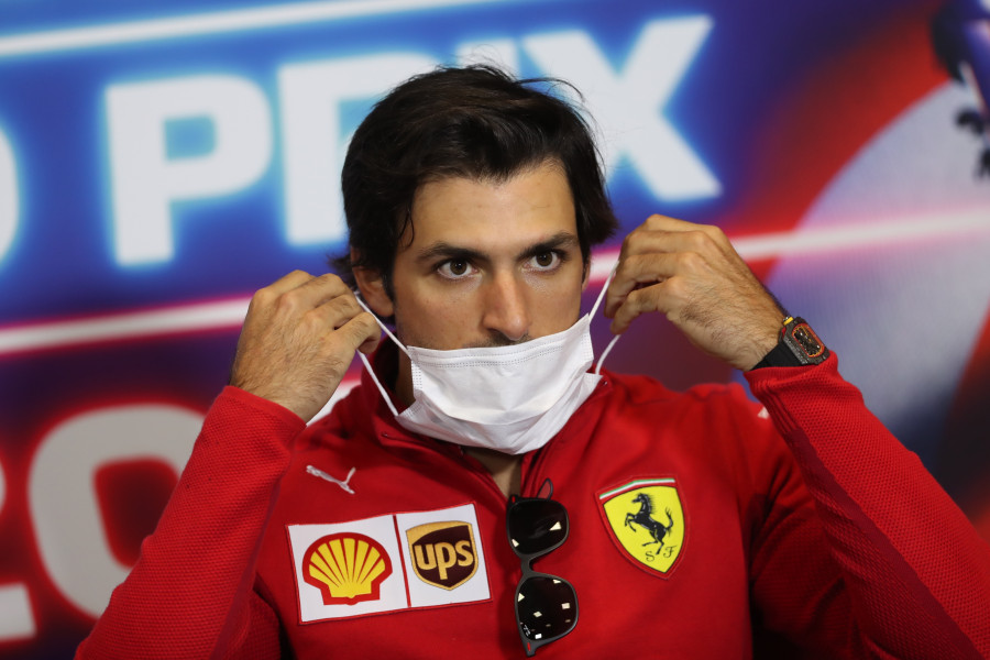 Carlos Sainz confiesa que firmó el contrato con Ferrari "en pijama"