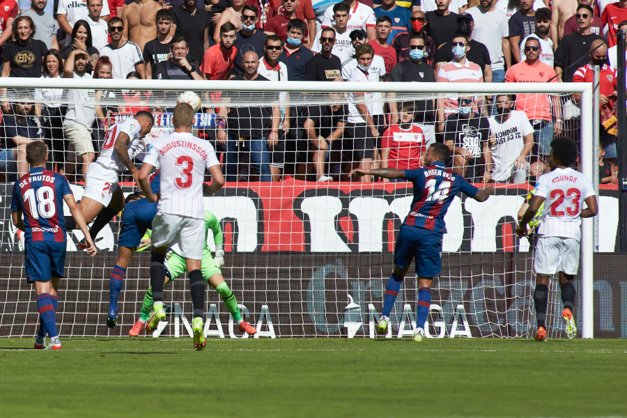 El Sevilla reina en la lluvia de goles del Pizjuán