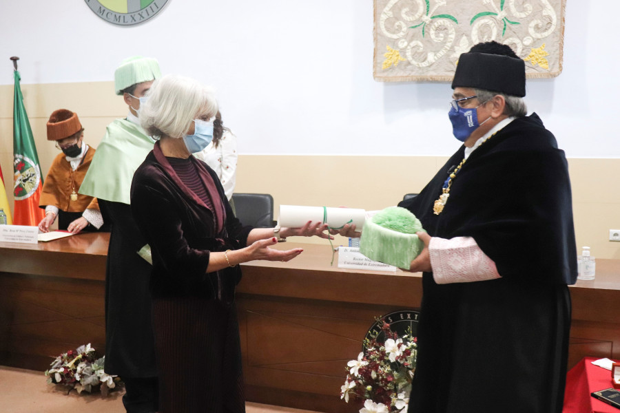 La Universidad de Extremadura entrega a Juan de Dios Román el doctor honoris causa póstumo